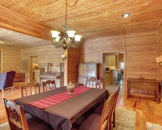 Private Walterboro Estate with Deck and Fire Pit! - Walterboro - Dining room