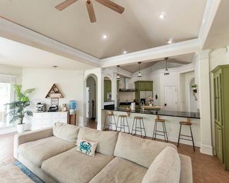 Lux Coastal Oasis • Pool • Hot Tub • Game Room • Gym • Golf • Family friendly • - Biloxi - Pokój dzienny