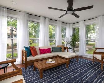 Spacious, Sunlit Retreat w/ Huge Yard - Graham - Sala de estar