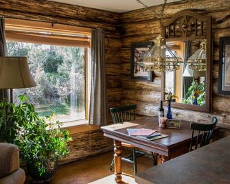 Romantic Paradise Getaway Mountain Views & Hot Tub! - Livingston - Dining room