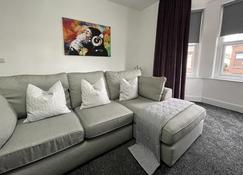 Holdsworth House Apartments - Leeds - Living room