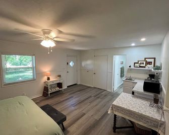 Cozy 1 bedroom bungalow on acreage in Midwest City close to Tinker AFB. - Midwest City
