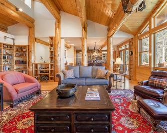 Rustic Elegance, Quiet, 20 min from Town or Teton Village. Sleeps 9. - Teton Village - Lounge