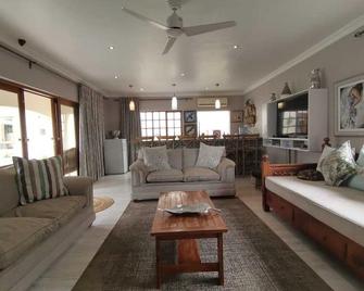 Rene's Guesthouse - Douglas - Sala de estar