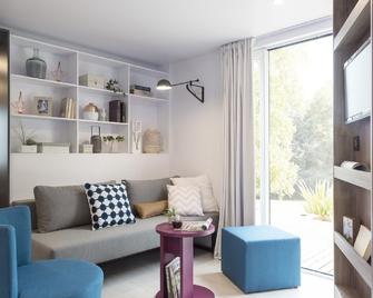 High-quality mobile home on the lake (WA 106) - Wackersdorf - Living room