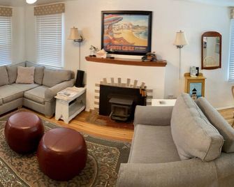 4 Houses From Twin Lakes Beach. 3 Minute Walk To The Crow Nest And El Palomar - Santa Cruz - Living room