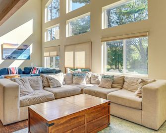 Whitehall Retreat w/ Hot Tub & Game Room, Fire Pit - Whitehall - Вітальня