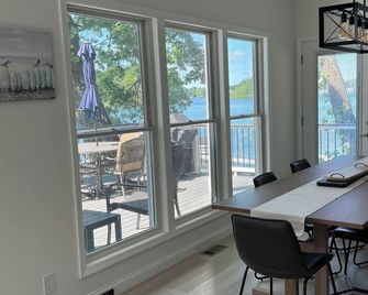 2024 Luxury Lakefront Escape I Dock/Fire Pit I Sunsets I Magician Lk I Sleeps 14 - Dowagiac - Dining room