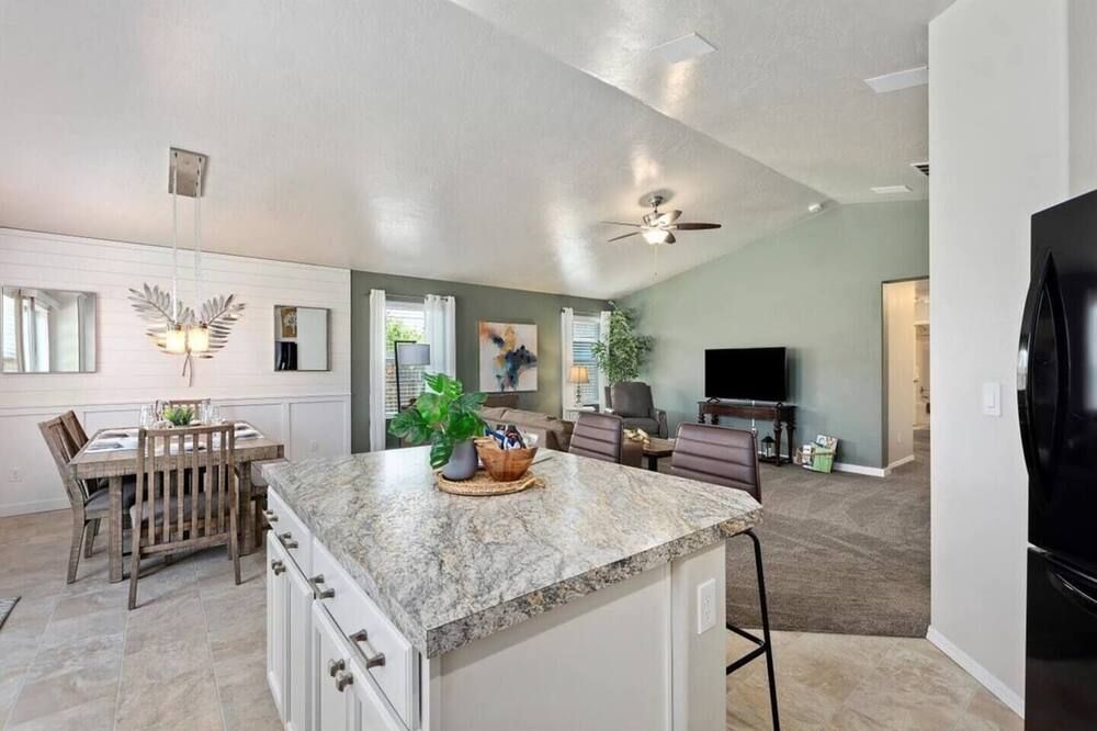 Caldwell/Nampa Family Retreat | King Bed | 4 Tvs | Fenced Backyard | 1-Gig Wifi - Caldwell - Jídelna