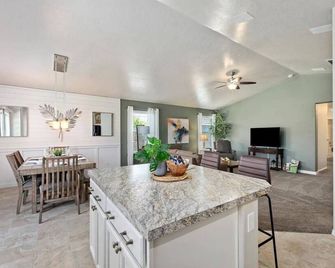 Caldwell/Nampa Family Retreat | King Bed | 4 Tvs | Fenced Backyard | 1-Gig Wifi - Caldwell - Jídelna