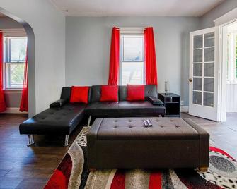 The Rubi Lounge - Spacious Brooklyn Centre Modern Escape Near Downtown With Parking, 300mb Wifi & Self Check-In - Cleveland - Living room