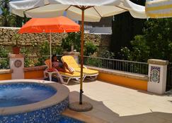Central villa apartment pool & parking - Lija - Pool