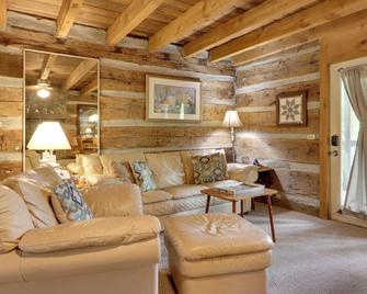 Outdoorsmens Paradise on the Little River - Townsend - Living room