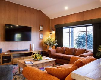 The Farmstead - Family Accommodation - Dixons Creek - Living room