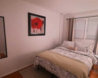 Pet Friendly Apartment Minutes From Nyc! - West New York - Bedroom