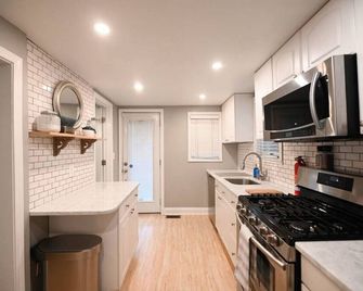 42 Wood Ave · 5 Minute Walk To Beach! Amazing Backyard Space! - Milford - Kitchen