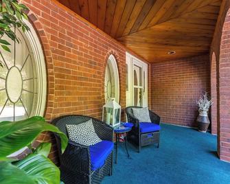 Kings Wee Castle 6br Serene Luxury Family Retreat - Bancroft - Патіо