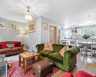 Modern Townhouse in Penryn with Private Parking - Penryn - Living room