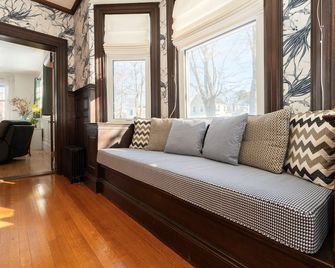 Downtown Bar Harbor - 3 BD/2 BA - Big Porch and Yard, Steps from Village Green - Bar Harbor - Living room