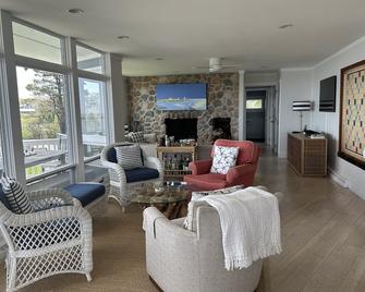 Oceanfront Estate with Private Heated Pool, Tennis Court and Direct Beach Access - Kennebunkport - Stue