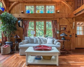 Award-winning Custom Home on 50 acres, 15 min to downtown Asheville! HOT TUB - Leicester - Living room