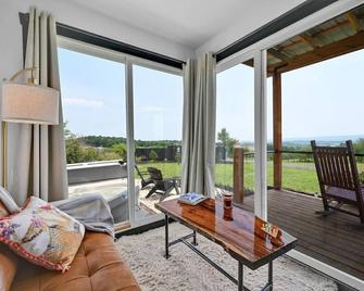 Pine Grove Scenic View Unforgettable Love Getaway - Pine Grove - Living room