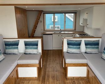 Beach Hut situated directly on the beach at Mudeford Spit, with an uninterrupted view across to the - Christchurch - Kuchnia