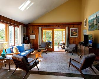 Spacious Contemporary, Walk to Private Tru-Haven Beach - Truro - Living room