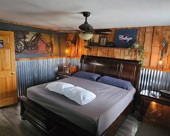 Spacious 5-bedroom house in terrific Sturgis 1 miles to main, fitness room, WiFi - Sturgis - Bedroom