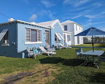 Beach House Chateau West Sleeps 5- 2 Bed 1bath Bermy Style - Tucker’s Town - Patio