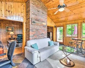 New Renovated Bathrooms Claire de Lune Lake Home - Hayesville - Living room