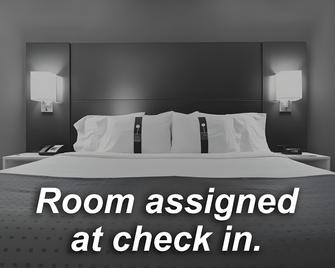 Holiday Inn Express & Suites Southgate - Detroit Area - Southgate - Bedroom