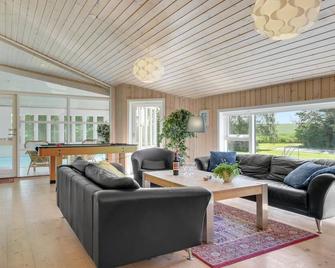 Nice Home In Grsted With 5 Bedrooms, Sauna And Wifi - Udsholt Sand - Living room