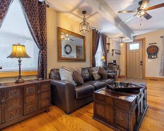 Amazing! 2 Bed Townhouse In The Heart Of Dbq! - Dubuque - Living room