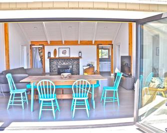Private Beach, Fully Renoed Cottage, 50 Feet Of Waterfront on South Beach! - Point Roberts - Dining room