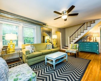 Union Pier Home With Private Hot Tub Open Year-Round! - Union Pier - Living room