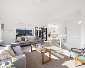 Holiday Haven Central Torquay - Torquay - Living room