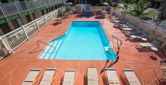 弗雷斯諾大學旅館 - 弗雷斯諾 - 游泳池