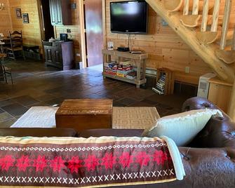 Beautiful Vacation Home On Lake Huron - Wifi, Beach Fire Pit, Bridge View - Saint Ignace - Living room