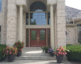 Second Master Suite with Private Bathroom/Shower - Saint Charles - Budova