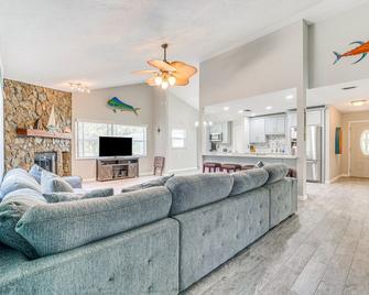 Private Dock Riverfront Homosassa Home! - Homosassa - Living room