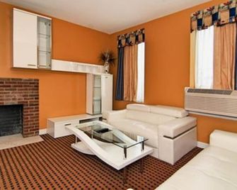 The Prince Hotel - Tunkhannock - Living room