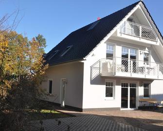 'Ferienwohnungen Appartements - Ferienhaus Müritzglück' - Röbel/Müritz - Gebäude