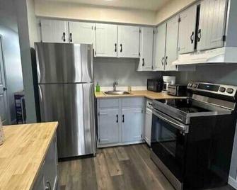 Freshly Renovated 2 bedroom unit - Cornwall - Kitchen