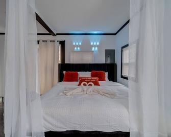 Cozy Haven: A Romantic Retreat in our Tiny House! - Middletown - Bedroom