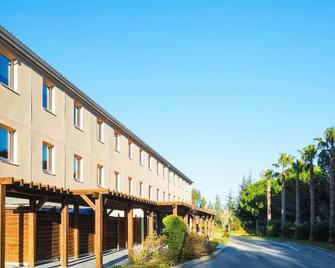 Logis Hôtel de Port d'Alon - St Cyr sur Mer - Saint-Cyr-sur-Mer - Building