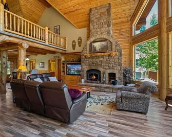 Spacious Log Cabin Near Tamarack 4bd+/4ba, Hot Tub! - Donnelly - Living room