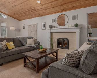 3 Bedroom Home sleeps 12 - Anchorage - Living room