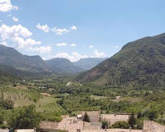 Cornillon Sur L Oule: Lodging in Provencal village house with garden - Rémuzat - Vista del exterior