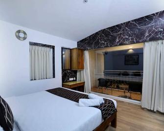 Cherry Blossom Homestay - Kodaikanal - Bedroom